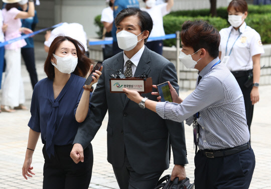 조국 전 법무부 장관이 13일 서초동 서울중앙지법에서 열리는 '자녀 입시비리' 관련 재판에 출석하고 있다.   연합뉴스
